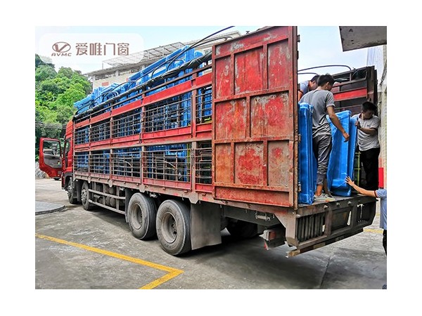 廚房門選擇吊軌推拉門還是下滑軌推拉門好呢？