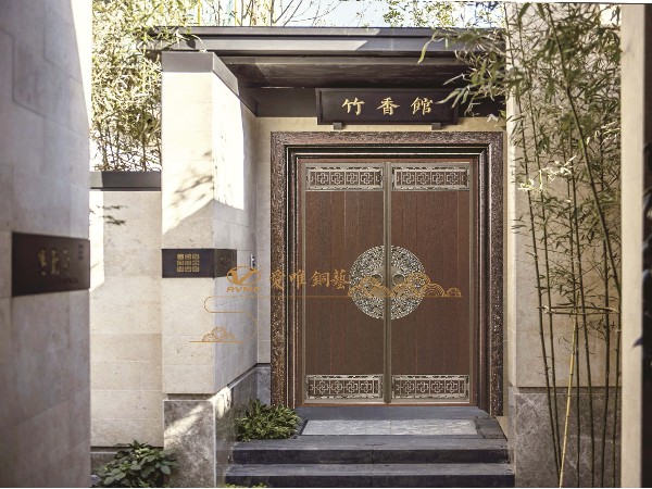 選擇銅門的六點(diǎn)注意事項(xiàng)？銅門定制廠家愛唯銅藝告訴您。